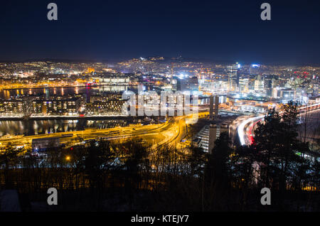 Nuit d'hiver d'Oslo centrum panorama vu de Ekeberg. Banque D'Images