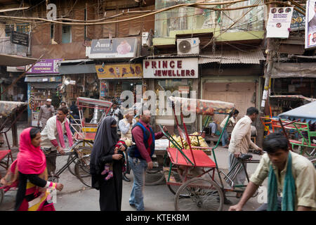 Marché animé scène de rue à Old Delhi, New Delhi, Inde Banque D'Images