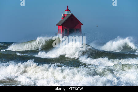 Phare de Grand Haven dans les vagues Banque D'Images