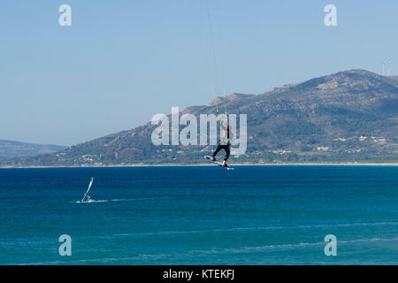 Kitesurfer, saut, saut, wave riding, kitesurf ride vagues dans Tarifa, Andalousie, espagne. Banque D'Images