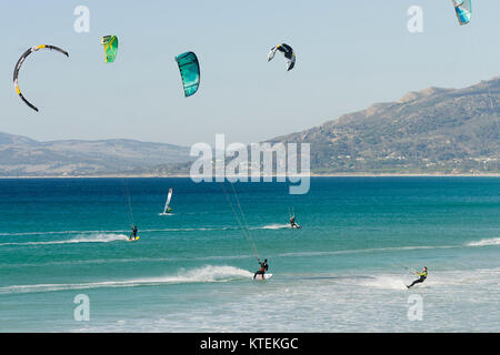 Kitesurfers kiteboarders, wave riding, kitesurf ride vagues dans un océan de Tarifa, Andalousie, espagne. Banque D'Images