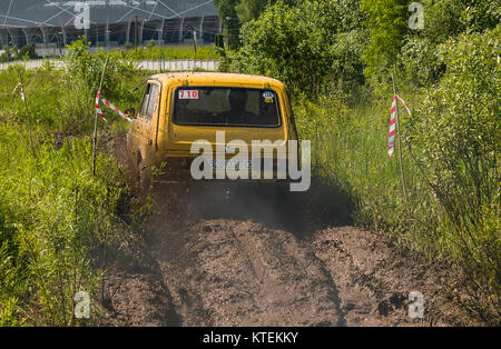 Lviv, Ukraine - Mai 30, 2015 : véhicule hors route VAZ-NIVA (No. 710) surmonte la piste sur l'enfouissement de la ville de Lviv. Banque D'Images