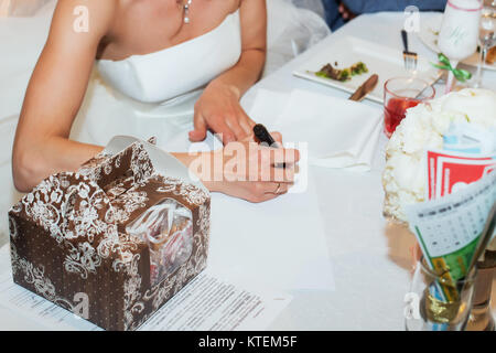 Jeune couple mariage signature de documents. Banque D'Images