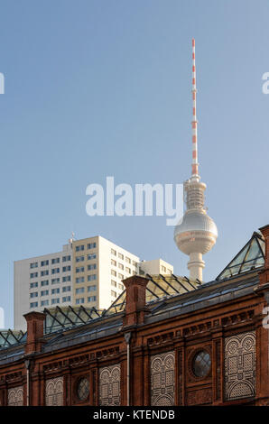 En viaduc et train, Hackeschen Markt avec Berliner Fernsehturm, la tour de télévision de télévision en arrière-plan, Berlin, Allemagne, Banque D'Images