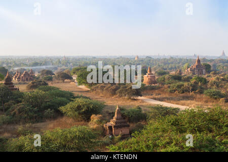 Vue panoramique sur de nombreux temples et pagodes de l'ancienne plaine de Bagan au Myanmar (Birmanie), dans la matinée. Banque D'Images