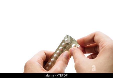 La femme de prendre la pilule contraceptive. Asian woman holding adultes pack de pilules contraceptives isolé sur fond blanc avec chemin de détourage. Le choix Banque D'Images