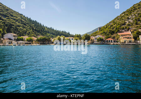 Vue sur baie entourée de montagnes et dans l'arrière-plan le port de frikes sur l'île d'Ithaque Grèce Mer Ionienne Banque D'Images