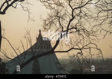 VILLA DE GUADALUPE, MEXICO, 02 décembre 2017 - Nouvelle Basilique de Guadalupe vu au coucher du soleil. Banque D'Images