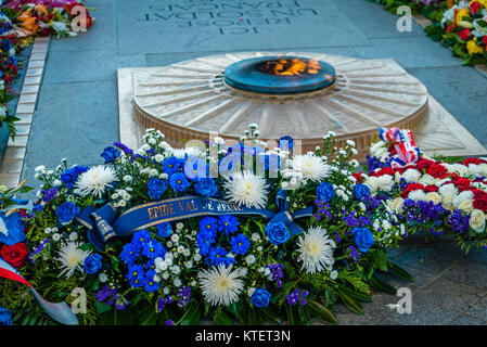 La flamme du soldat inconnu et les fleurs à Paris sous l'Arc de Triomphe Banque D'Images