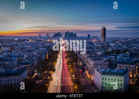 Arche de la défense et du quartier des affaires à Paris vu de l'Arc de triomphe au coucher du soleil Banque D'Images