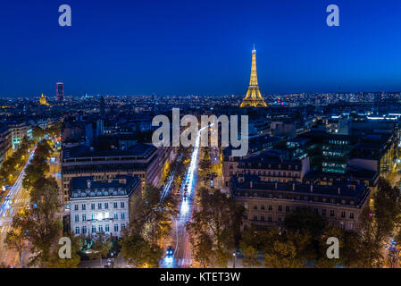 La Tour Eiffel illuminée la nuit vu de l'Arc de Triomphe à Paris Banque D'Images