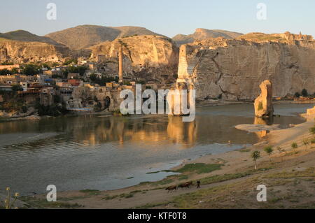 Hasankeyf est une ville ancienne et située le long du Tigre, dans la province de Batman, dans le sud-est de la Turquie. Il a été déclaré un parc naturel cons Banque D'Images
