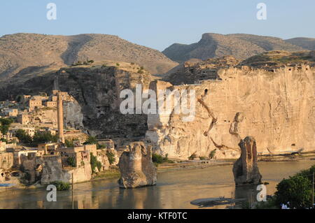 Hasankeyf est une ville ancienne et située le long du Tigre, dans la province de Batman, dans le sud-est de la Turquie. Il a été déclaré un parc naturel cons Banque D'Images