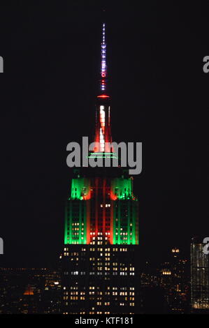 New York, USA. 23 Dec, 2017. Le point de vue de l'Empire State Building illuminé en vert et rouge avec une canne l'antenne à la célébration de Noël. Banque D'Images