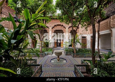 Cour intérieure décorée dans un style mauresque du Palais Bahia, Marrakech, Maroc, Afrique Banque D'Images