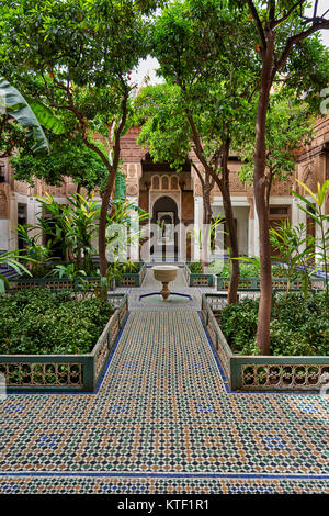 Cour intérieure décorée dans un style mauresque du Palais Bahia, Marrakech, Maroc, Afrique Banque D'Images