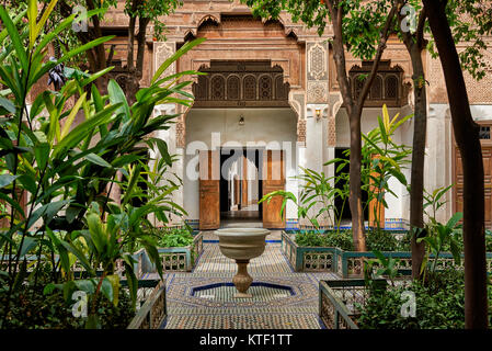 Cour intérieure décorée dans un style mauresque du Palais Bahia, Marrakech, Maroc, Afrique Banque D'Images