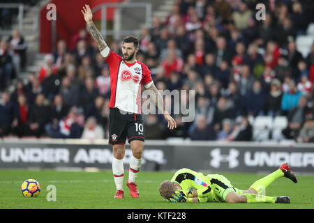 *Image* inédits Huddersfield Town gardien Lossl Jonas réagit après Southampton Charlie Austin entre en collision avec lui au cours de la Premier League match à St Mary, Southampton. Banque D'Images