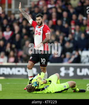 Le gardien de but de la ville de Huddersfield Jonas Lossl réagit après que Charlie Austin de Southampton ait heurté avec lui lors du match de la première Ligue à St Mary's, Southampton. Banque D'Images