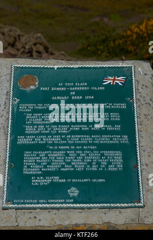 Plaque à Egmont Port sur l'Île Saunders marquant la possession des îles Falkland par le Royaume-Uni en 1765 Banque D'Images