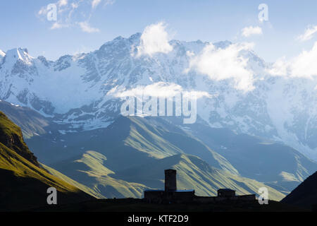 L'aube à la 12ème siècle, l'église de la Vierge Marie (Lamaria) avec Skhara massif en arrière-plan. Ushguli, le plus haut village habité en permanence en E Banque D'Images