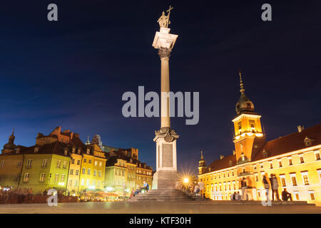 Place du château illuminé à la tombée de la nuit. Varsovie, Pologne Banque D'Images