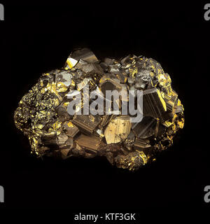 La pierre de pyrite. Matières premières naturelles d'or gemstone isolés. close up j'ai un fond noir. Stock Photo. Banque D'Images