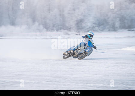 Circuit d'hiver. Sur le lecteur non marqués coureurs route de glace à l'air libre sur un jour froid. Les motards motos pour l'hiver. poursuite sur des motos avec Banque D'Images