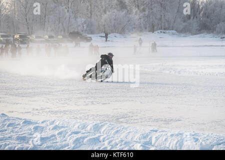 Circuit d'hiver. Sur le lecteur non marqués coureurs route de glace à l'air libre sur un jour froid. Les motards motos pour l'hiver. poursuite sur des motos avec Banque D'Images