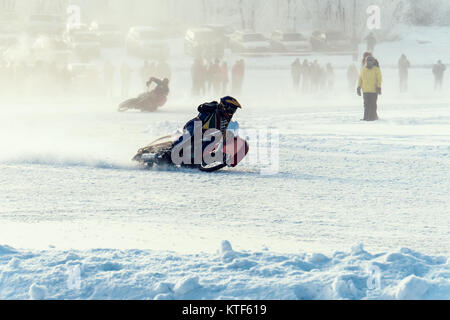 Circuit d'hiver. Les motards motos pour l'hiver. poursuite sur des motos avec les roues. Deux athlètes inconnus dans le renversement sur une moto wi Banque D'Images