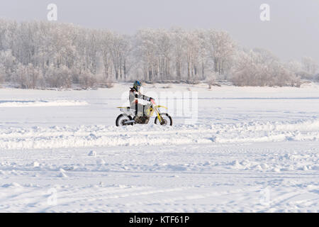 Moto sur une route d'hiver dans le domaine de la neige sur le fond de paysage de neige. Relations sérieuses in extrêmes d'hiver. La moto en hiver. extreme in Banque D'Images