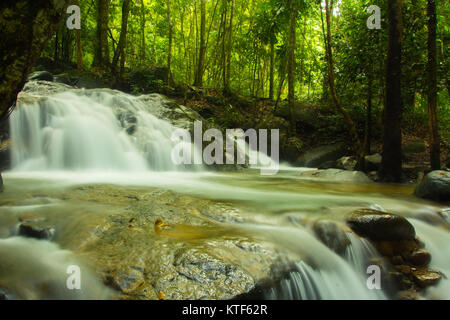 Huay Mae Khamin Cascade paradis, situé en forêt profonde de la Thaïlande. Banque D'Images