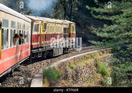 Kalka Shimla petit train à voie étroite sur voyage pittoresque à Kalka, Haryana, Inde Banque D'Images