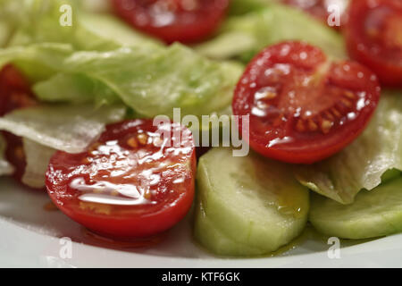 Salade de légumes à la tomate, le concombre et la laitue iceberg Banque D'Images