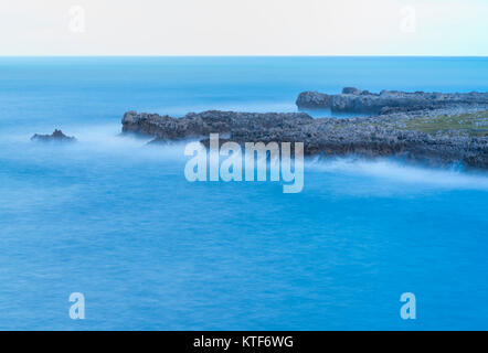 La mer cantabrique, Islares, municipalité de Castro Urdiales, Cantabria, Espagne, Europe Banque D'Images