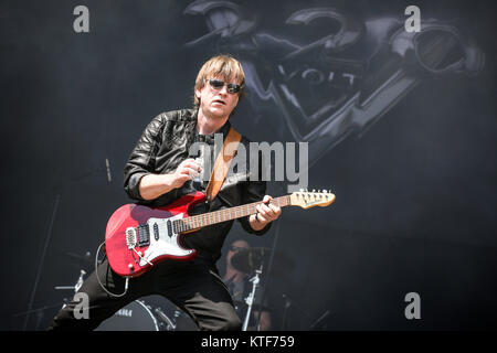 Le groupe de hard rock suédois 220 Volts effectue un concert live au Sweden Rock Festival 2016. Ici le guitariste Thomas Drevine est vu sur scène. La Suède, 10/06 2016. Banque D'Images