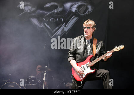 Le groupe de hard rock suédois 220 Volts effectue un concert live au Sweden Rock Festival 2016. Ici le guitariste Thomas Drevine est vu sur scène. La Suède, 10/06 2016. Banque D'Images