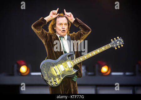 Le groupe de rock australien AC/DC effectue un concert live à Valle Hovin Stadion à Oslo dans le cadre de la roche ou buste World Tour 2015. Ici musicien et guitariste Angus Young est vu sur scène. La Norvège, 17/07 2015. Banque D'Images