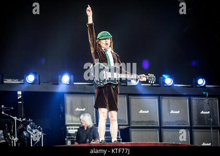 Le groupe de rock australien AC/DC effectue un concert live à Valle Hovin Stadion à Oslo dans le cadre de la roche ou buste World Tour 2015. Ici musicien et guitariste Angus Young est vu sur scène. La Norvège, 17/07 2015. Banque D'Images