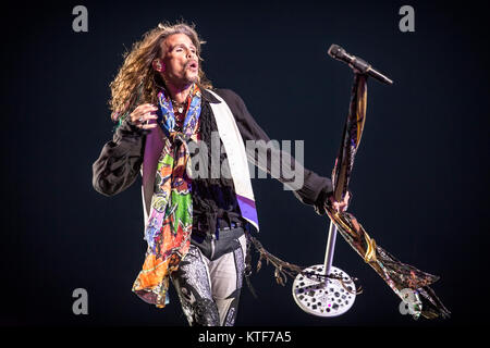 Le groupe de rock américain Aerosmith effectue un concert live au cours de la fête de la musique suédoise Sweden Rock Festival 2017. Ici du chanteur Steven Tyler est vu sur scène. La Suède, 08/06 2017. Banque D'Images