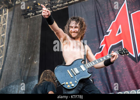 La Norvège, Halden - le 24 juin 2017. Le groupe de rock australien Airbourne effectue un concert live au cours de la fête de la musique norvégienne de tonnes de 2017. Ici le chanteur et guitariste Joel O'Keeffe est vu sur scène. Banque D'Images