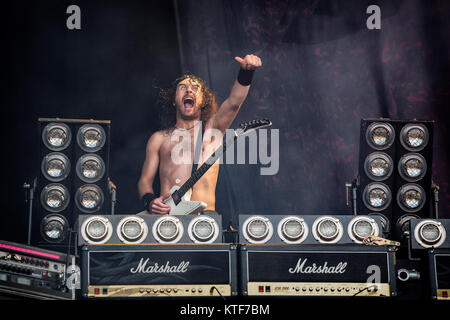 La Norvège, Halden - le 24 juin 2017. Le groupe de rock australien Airbourne effectue un concert live au cours de la fête de la musique norvégienne de tonnes de 2017. Ici le chanteur et guitariste Joel O'Keeffe est vu sur scène. Banque D'Images