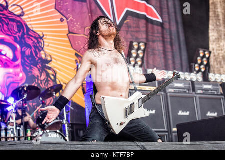 La Norvège, Halden - le 24 juin 2017. Le groupe de rock australien Airbourne effectue un concert live au cours de la fête de la musique norvégienne de tonnes de 2017. Ici le chanteur et guitariste Joel O'Keeffe est vu sur scène. Banque D'Images