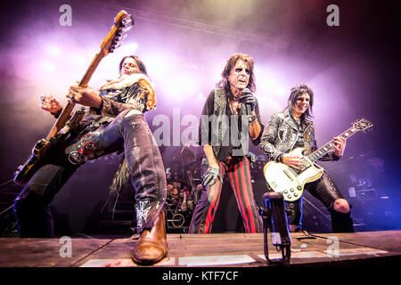 Le chanteur, auteur-compositeur et musicien Alice Cooper réalise un concert live à Sentrum Scene à Oslo. Ici Alice Cooper est vu en direct sur scène avec le bassiste Chuck Garric et le guitariste Tommy Henriksen. La Norvège, 01/07 2015. Banque D'Images