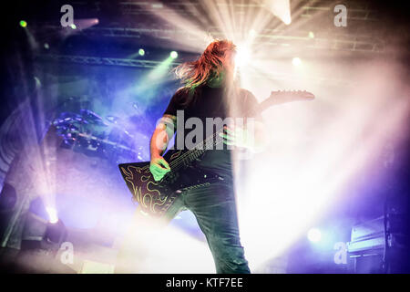 Le groupe de death metal mélodique suédois Amon Amarth effectue un concert live à Sentrum Scene à Oslo. Ici guitariste Olavi Mikkonen est vu sur scène. La Norvège, 15/12 2016. Banque D'Images