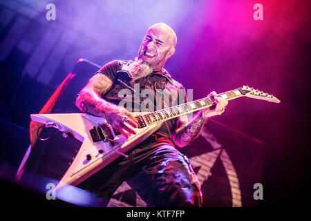 Le groupe de thrash metal américain Anthrax effectue un concert live à Sentrum Scene à Oslo. Ici le guitariste et musicien Scott Ian est vu sur scène. La Norvège, 04/12 2015. Banque D'Images