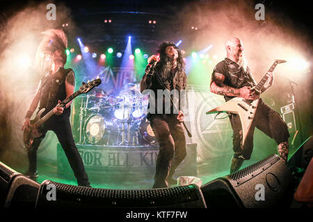 Le groupe de thrash metal américain Anthrax effectue un concert live au Parkteatret à Oslo ici chanteur Joey Belladonna est vu en direct sur scène avec le guitariste Scott Ian Rosenfeld (R) et le bassiste Frank Bello (L). La Norvège, 07/07 2016. Banque D'Images