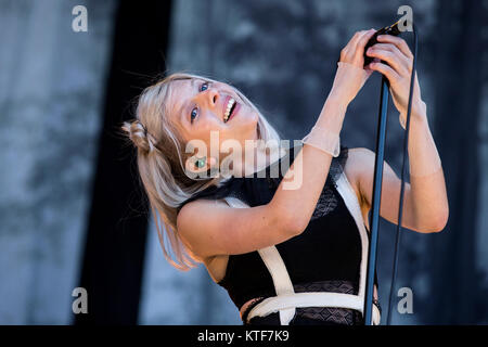 La talentueuse chanteuse norvégienne, musicien et auteur-compositeur Aurora effectue un concert live au festival de musique norvégienne 2016 Øyafestivalen à Oslo. La Norvège, 10/08 2016. Banque D'Images