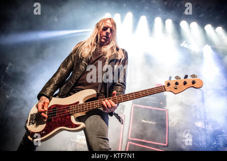 Le groupe de rock suédois Backyard Babies effectue un concert live de la Rockefeller à Oslo. Ici bassiste Johan Blomqvist est vu sur scène. La Norvège, 28/01 2016. Banque D'Images