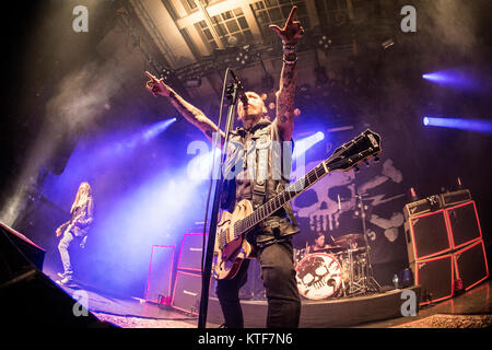 Le groupe de rock suédois Backyard Babies effectue un concert live de la Rockefeller à Oslo. Ici chanteur et guitariste Nicke Borg est vu sur scène. La Norvège, 28/01 2016. Banque D'Images